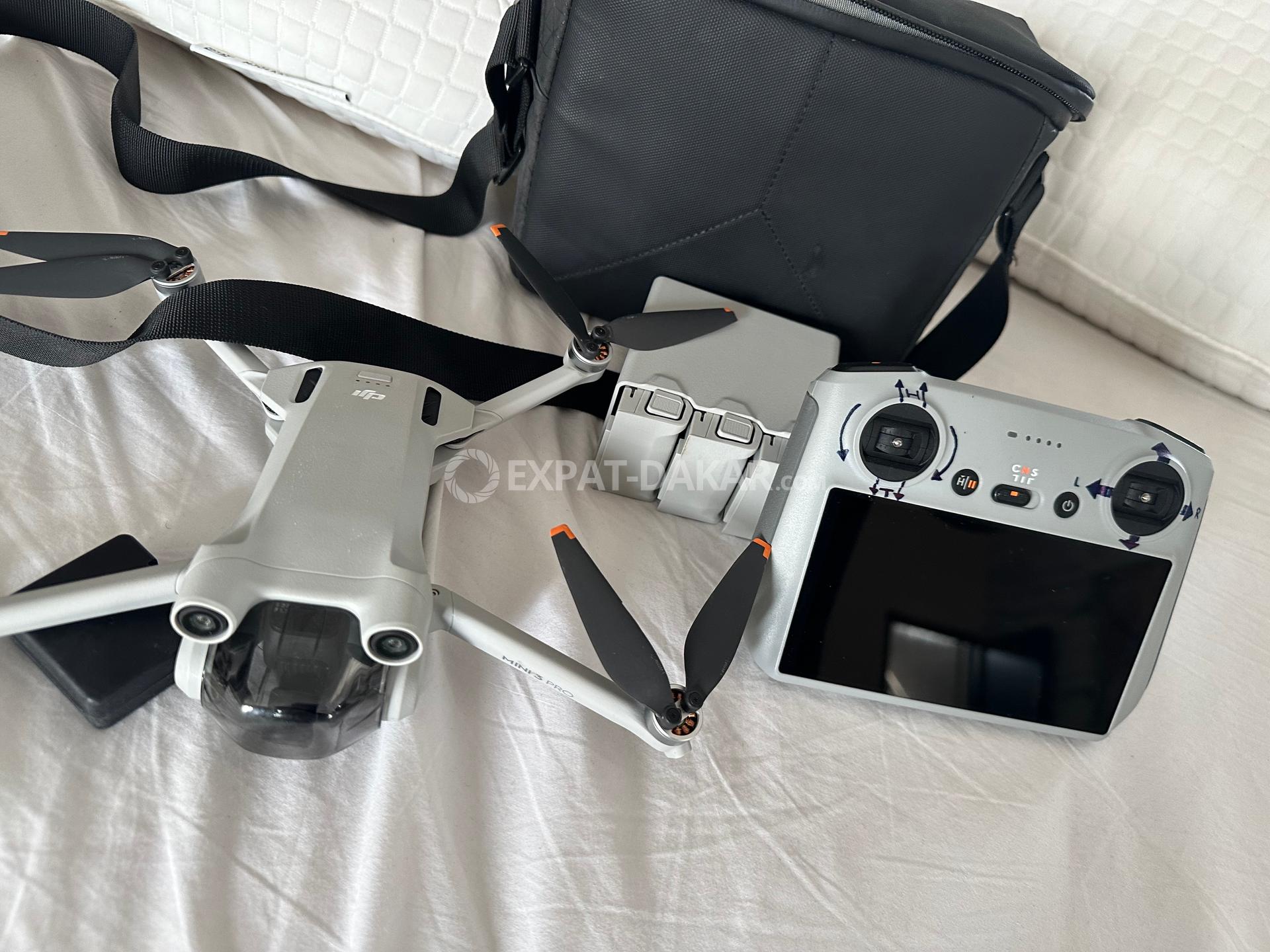 Dji Mini 3 Pro avec DJI Smart Control - Drone Caméra Léger et Pliable avec  Vidéo 4K/60Ips, Photo 48Mp, Temps de Vol de 34 Min, Détection d'Obstacles  dans Trois Directions,Grey : 