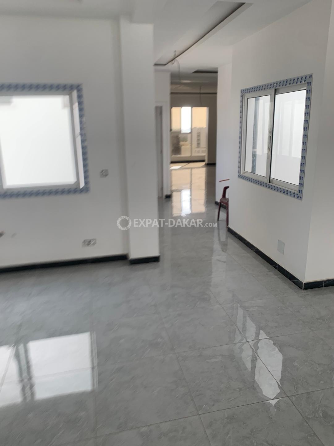 plateau de bureau de 114 m2 a vendre point E rue birago diop Pointe