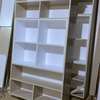 Étagère design blanche inclinée avec rangement bas thumb 0