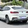 BMW X4 SUV blanc puissant et élégant thumb 2