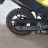 Moto BMW GS 650 jaune noir avec top case polyvalente thumb 0