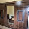 Lit double bois massif marron avec tables de chevet thumb 0