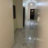 Moderne et chic 2 chambres salon thumb 1
