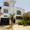 Villa moderne spacieuse 3 niveaux avec garage double thumb 0