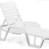Transat en plastique pour plage/piscine avec accoudoirs thumb 0