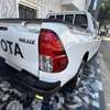 Toyota Hilux pick-up blanc robuste et polyvalent thumb 2