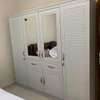 Armoire marron blanc et noire thumb 1