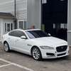 Jaguar XF berline luxe blanc performance thumb 1