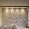 Mur en pierre naturelle blanc cassé moderne thumb 1