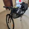 Vélo bien équipée, avec une bâche et des accessoires. thumb 4
