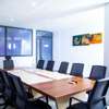 Salle formation moderne équipée avec écran et mobilier thumb 2