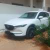 Mazda CX-5 SUV blanc spacieux et fiable thumb 3