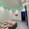 Chambre spacieuse avec climatisation et LED design thumb 6
