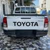 Toyota Hilux pick-up blanc robuste et polyvalent thumb 4