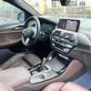 BMW X4 SUV blanc puissant et élégant thumb 5