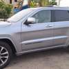 Jeep Grand Cherokee SUV argent spacieux et robuste thumb 1