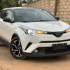 Toyota C-HR hybride SUV compact blanc économique thumb 2