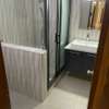 Moderne et chic 2 chambres salon thumb 2