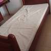 2 Lits Jumeaux en BOIS MASSIF + 2 matelas houssés – Bon état thumb 1