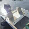 Bateau robuste avec console et échelle thumb 2