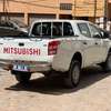 Mitsubishi l200 2017 thumb 4
