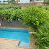 Maison moderne 2 étages avec piscine privée et balcon thumb 8