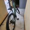 Vélo électrique urbain vert clair guidon ergonomique thumb 1