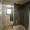 Salle de bain moderne avec douche italienne et WC suspendu thumb 2