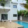 Maison moderne 2 étages avec piscine privée et balcon thumb 2