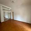 Salon spacieux parquet clair avec balcon lumineux thumb 5