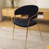 Lot de chaises et tables sous emballage thumb 2