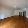 Salon spacieux parquet clair avec balcon lumineux thumb 3