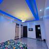 Chambre spacieuse avec climatisation et LED design thumb 1
