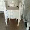 Les chaises plastiques original thumb 1