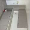 Salle de bain moderne avec douche italienne et WC suspendu thumb 6