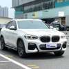 BMW X4 SUV blanc puissant et élégant thumb 0