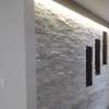 Mur en pierre naturelle blanc cassé moderne thumb 5
