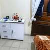Lit queen size avec commodes, coiffeuse et miroir thumb 1