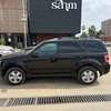 Ford Escape SUV noir spacieux et polyvalent thumb 3