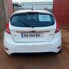 Ford Fiesta compacte blanche économique thumb 1
