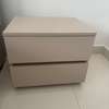 Lit gris clair NEUF , matelas 160x200 et 2 tables de chevet thumb 2