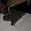 Télévision LED 43" Full HD écran lumineux noir thumb 1