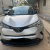 Toyota C-HR SUV compact argent jantes alliage noires thumb 3