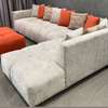 Canapé d'angle moderne gris clair avec pouf orange thumb 4