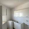 Salle de bain moderne avec douche italienne et WC suspendu thumb 9