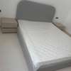 Lit gris clair NEUF , matelas 160x200 et 2 tables de chevet thumb 1