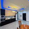 Chambre spacieuse avec climatisation et LED design thumb 9