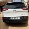 Jeep Cherokee 2015 SUV blanc robuste et confortable thumb 4