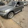 BMW X5 SUV gris métallisé spacieux et performant thumb 1