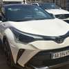 Toyota C-HR hybride SUV compact blanc toit noir thumb 1